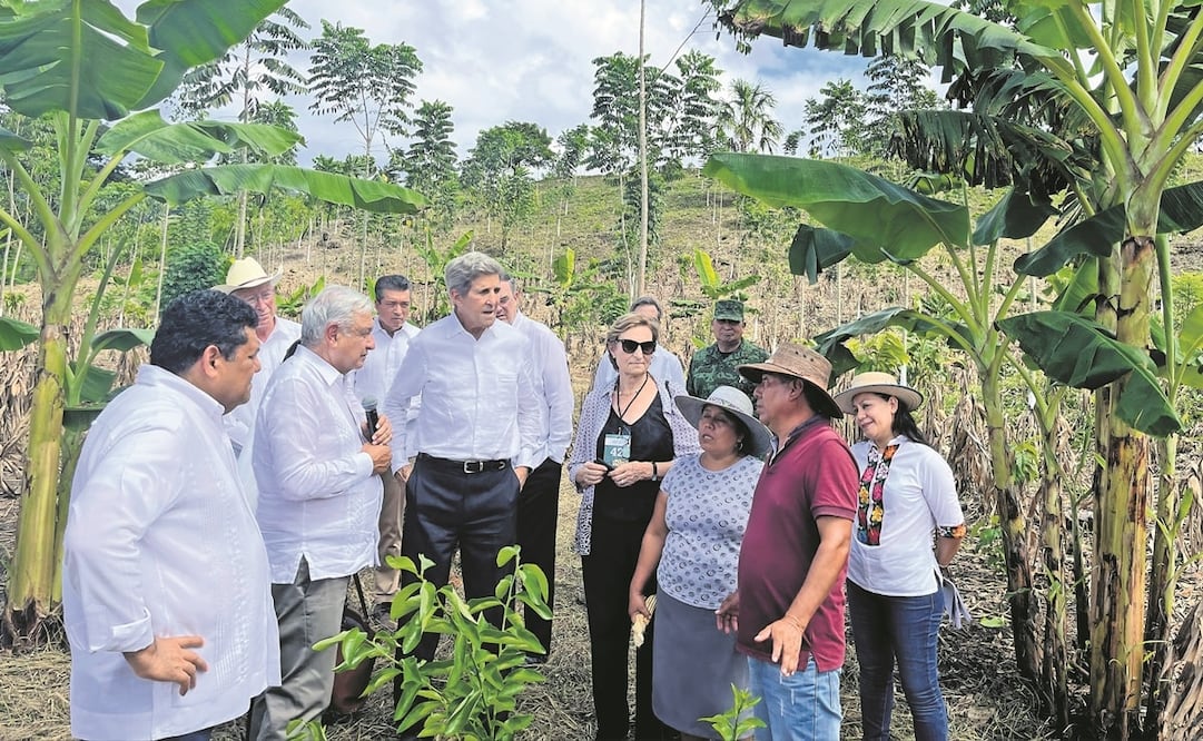 El presidente Andrés Manuel López Obrador acompañado de John Kerry encabezó un recorrido por el ejido José Castillo Tielmans, donde el visitante dialogó con campesinos. Foto: Presidencia