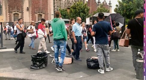 Migrantes trabajan en lo que sea en su paso a EU