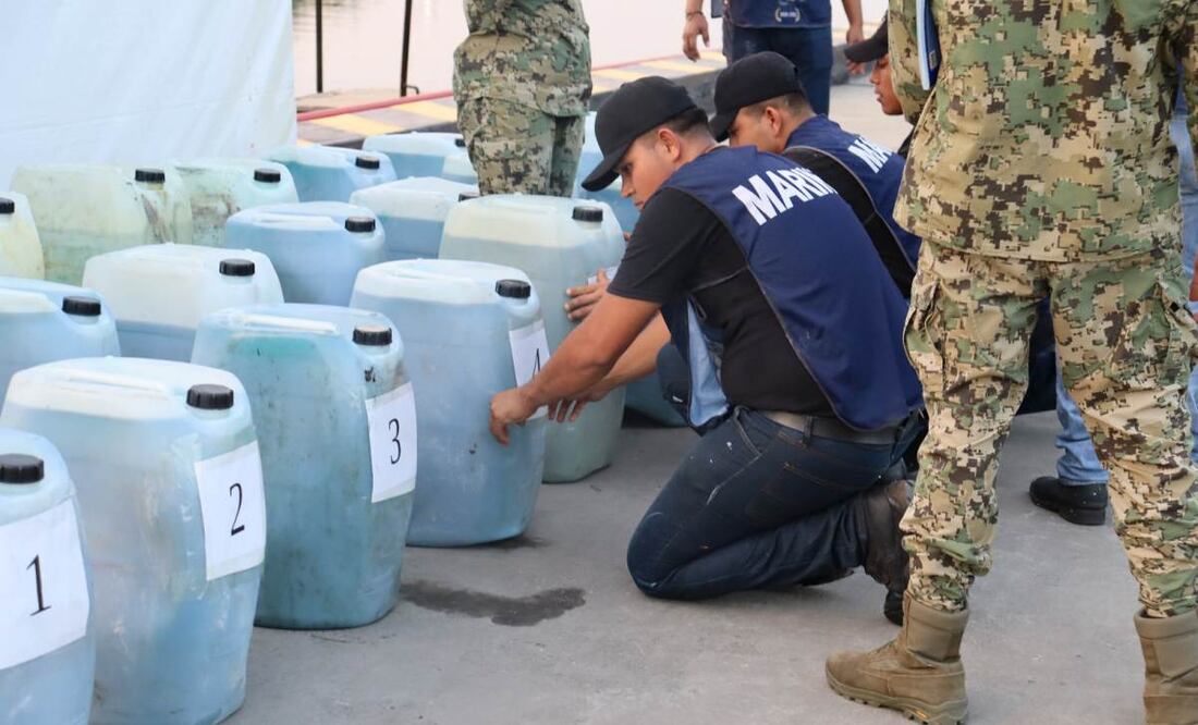 Marina asegura una embarcación con combustible. Foto: Especial