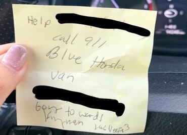 "¡Ayuda!" Rescatan a mujer en EU, después de que le pasó una nota a un cliente en una gasolinera