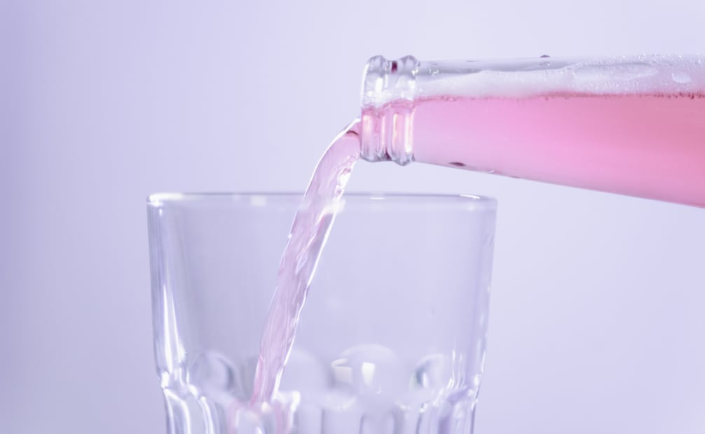 Aunque son poco prácticos, los envases de vidrio siguen siendo de los más populares. Imagen: Pexels