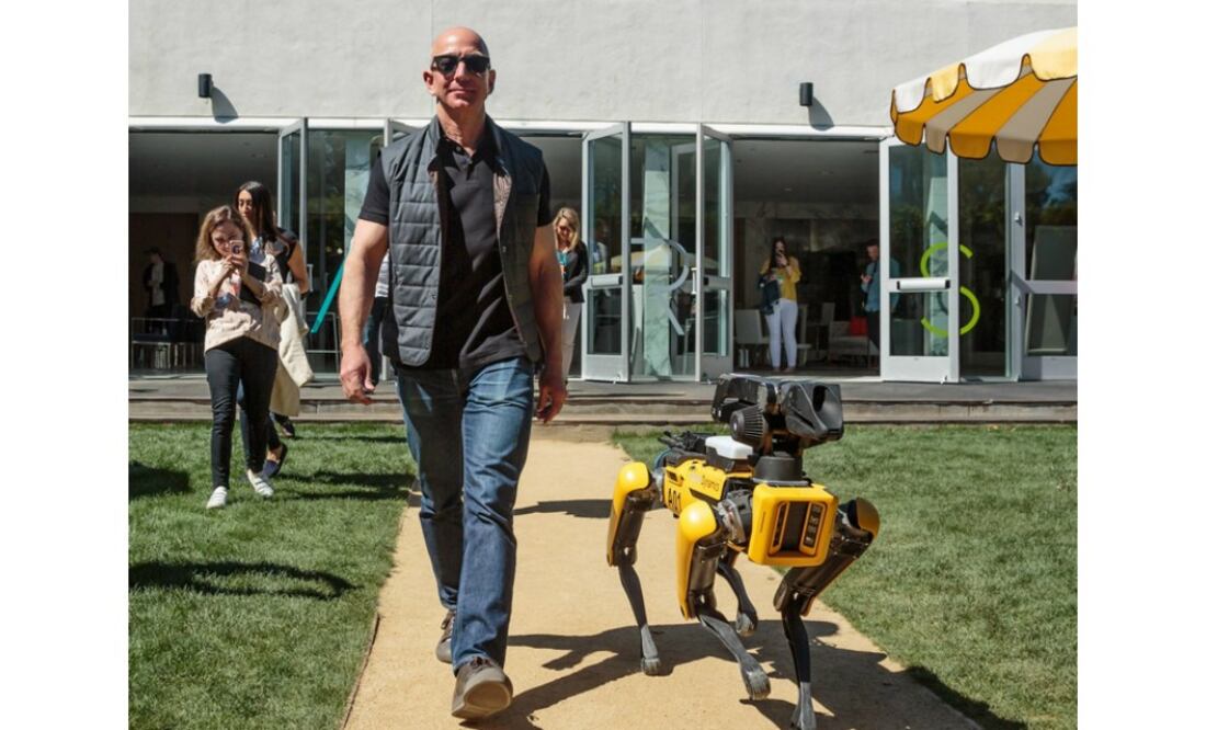 El perro de Bezos puede trotar, sujetar objetos y abrir puertas. (Foto: Twitter/Jeff Bezos)