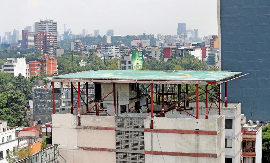 Vecinos de la Hipódromo manifiestan su inconformidad con algunos establecimientos que ocupan espacios públicos, y por la construcción ilegal de un helipuerto en la calle Nuevo León. (VALENTE ROSAS. EL UNIVERSAL)