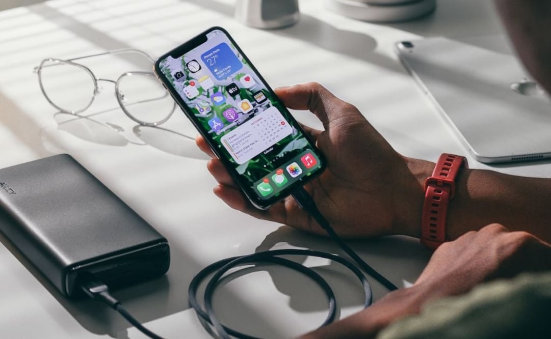 Cargar el celular adecuadamente. Foto: Unsplash