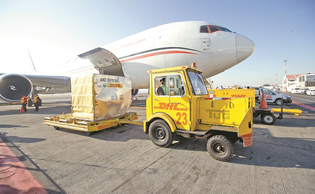 Un avión aterrizó en el Aeropuerto Internacional de la Ciudad de México Benito Juárez, con 34 mil 125 dosis de la vacuna contra el Covid-19 provenientes de Puurs, Bélgica. El resto llegó a Monterrey. Foto: Germán Espinosa. EL UNIVERSAL