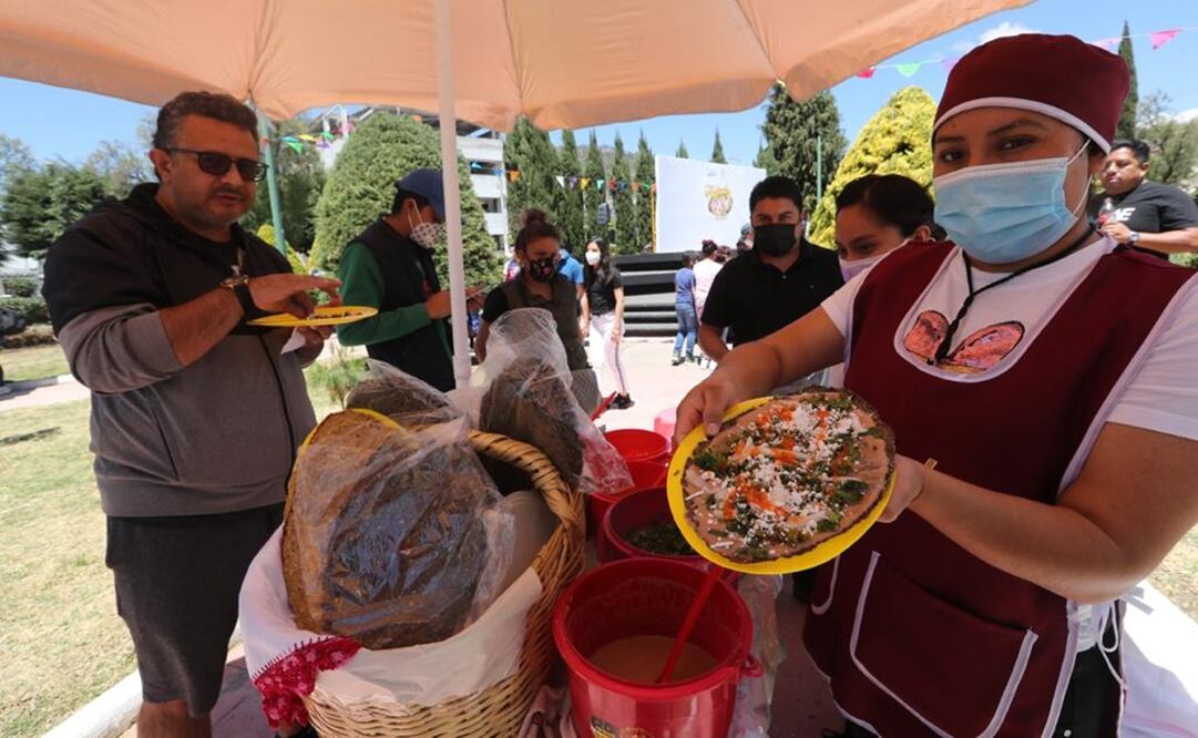 A partir de las 11:00 de la mañana comenzaron a llegar familias al Jardín “Sor Juana” para degustar de un huarache. Foto: Jorge Alvarado/EL UNIVERSAL