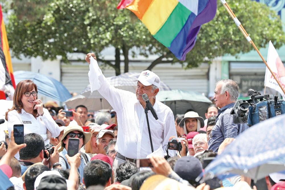 En un mitin en Nuevo León, Andrés Manuel López Obrador agitó un pañuelo blanco en un intento de cerrar el capítulo de confrontación con la IP (VALENTE ROSAS. EL UNIVERSAL)
