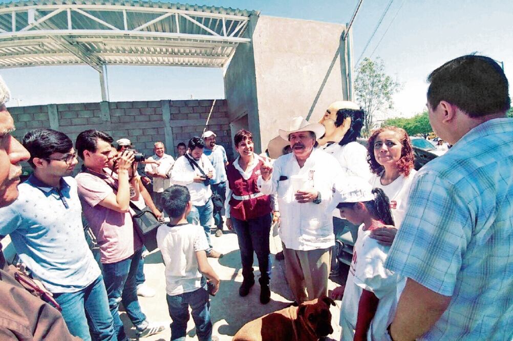 Armando Guadiana, candidato de Morena, pidió ayuda a la ciudadanía para descubrir bodegas de cualquier nivel de gobierno, o de particulares, que se ocupen para almacenar despensas, tinacos, o culaquier dádiva (TOMADA DE FACEBOOK)