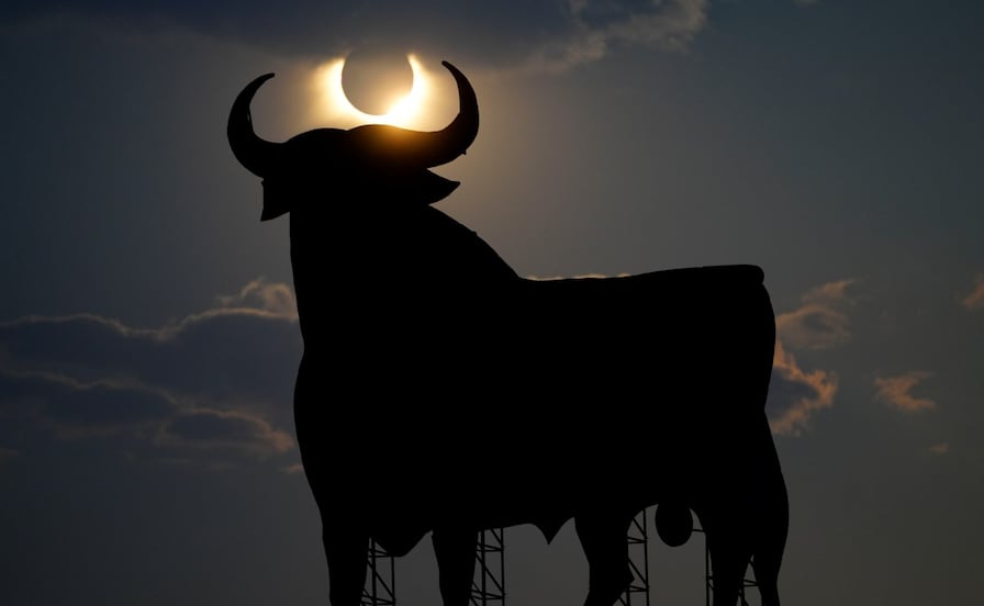 Eclipse solar cautiva a miles de personas en España y otros países
