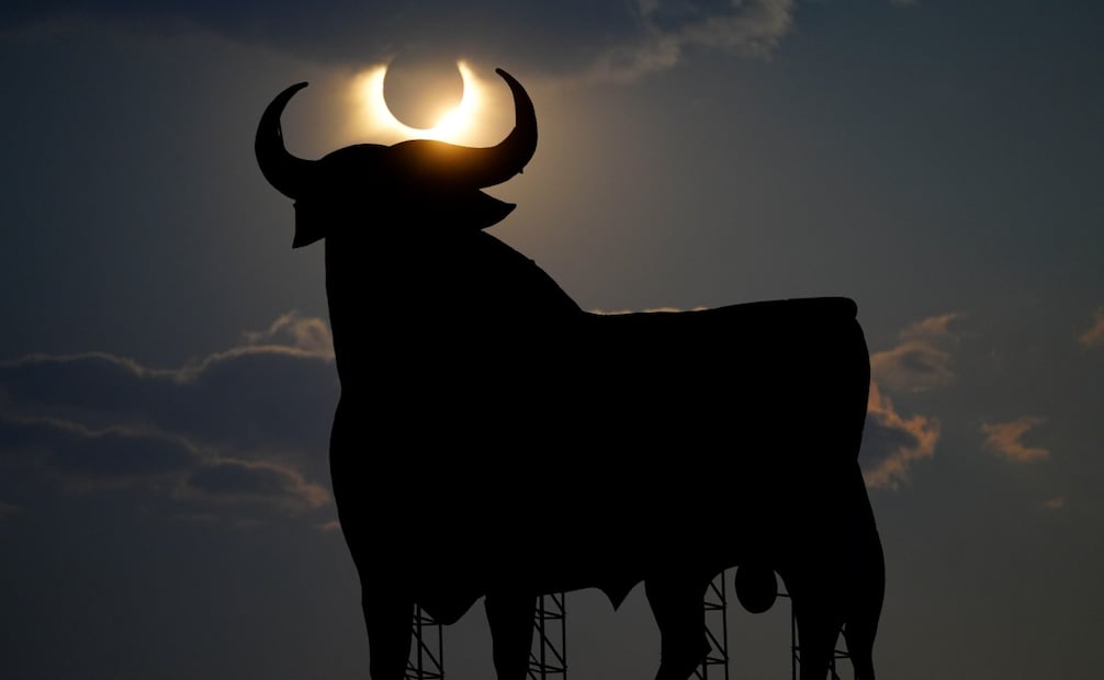 Eclipse solar junto a un toro de Osborne en la localidad de Pradorrey, Leó, España. (12/08/26) Foto: EFE