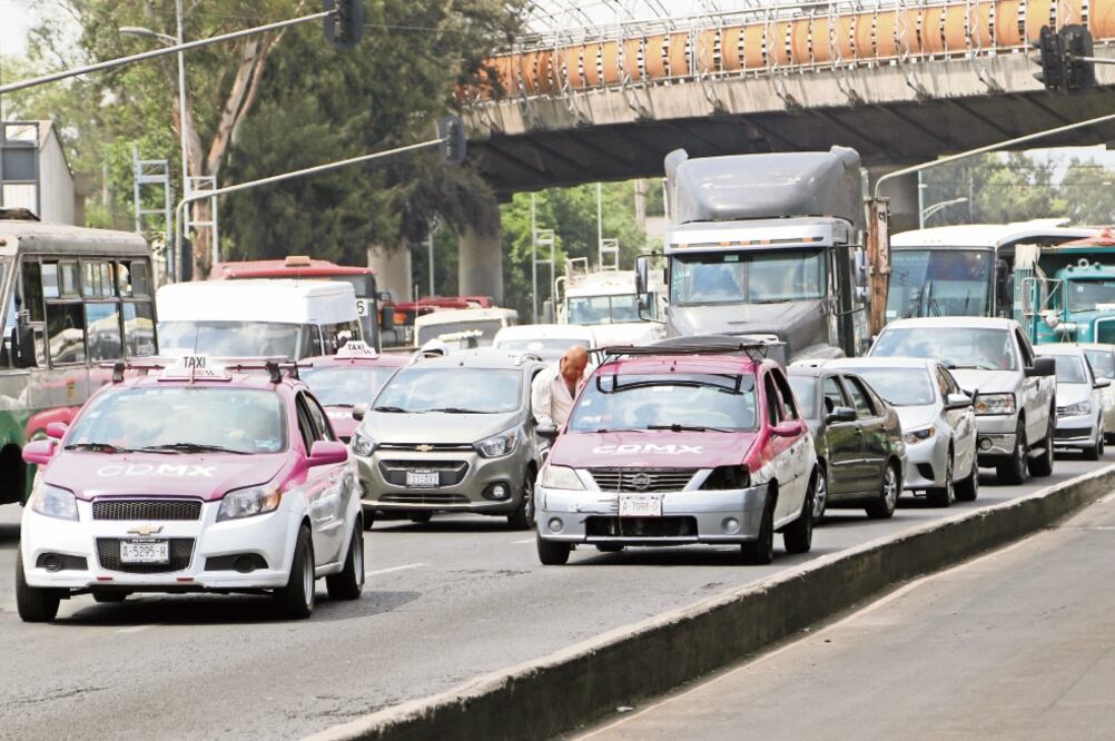 Taxistas y conductores de aplicaciones estarán obligados a cumplir con los exámenes de conocimiento y habilidades para obtener sus licencias de manejo. Foto: CARLOS MEJÍA. EL UNIVERSAL
