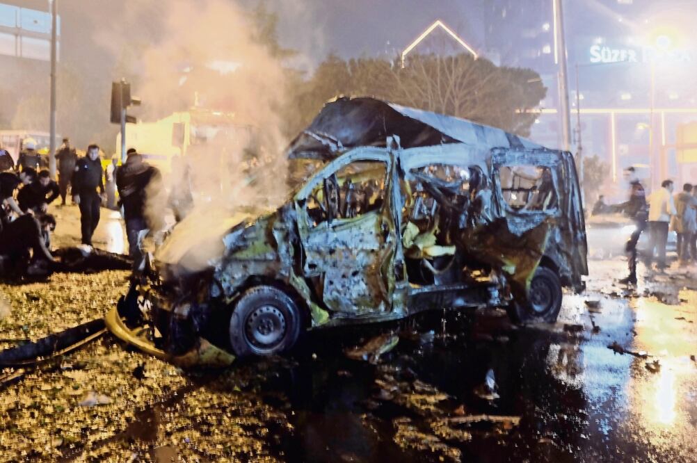 Un vehículo dañado tras al menos dos explosiones ocurridas anoche en Estambul, cerca del estadio del club de futbol del Besiktas (MURAD SEZER. REUTERS)