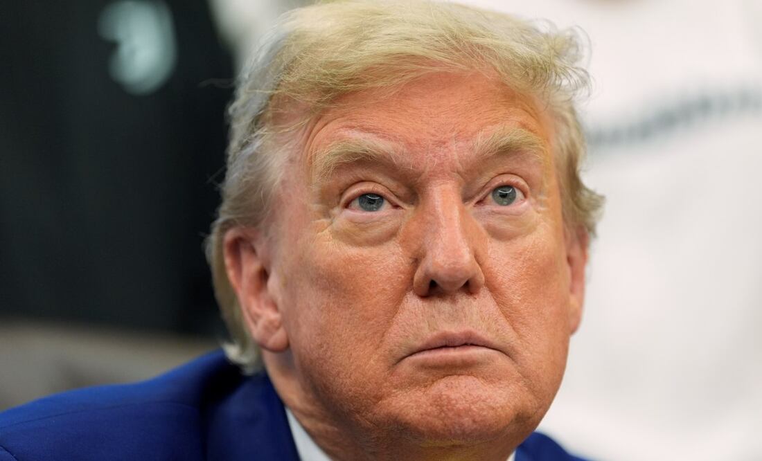 El presidente Donald Trump habla con reporteros en la Oficina Oval en la Casa Blanca en Washington el 18 de junio del 2025. Foto: AP