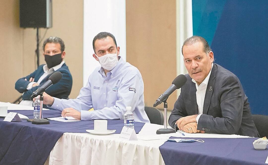 El gobernador de Aguascalientes, Martín Orozco (der.), expuso a empresarios locales que el sistema de Salud estatal es fuerte y que se aplican todas las acciones que se han diseñado para mitigar la pandemia por el Covid-19. Foto: Especial