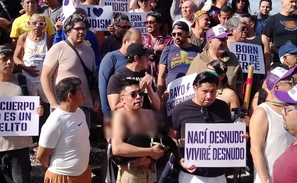 Personas se reúnen en las escalintanas del Auditorio Nacional por el Día al Desnudo 2026 (30/05/2026). Foto: Especial