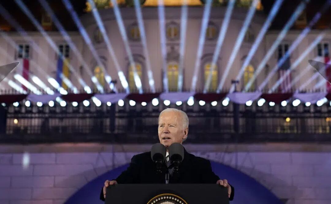 El presidente Joe Biden pronuncia un discurso para conmemorar el primer aniversario de la invasión rusa de Ucrania. Foto: AP