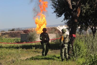 Desalojan casas por incendio en toma clandestina en Puebla