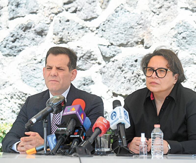 El abogado Sergio Ramírez (izq.) había afirmado que Robles aportaría información contra Luis Videgaray; más tarde, la exfuncionaria rechazó obtener su libertad a base de mentiras. Foto: ARMANDO MARTÍNEZ. EL UNIVERSAL