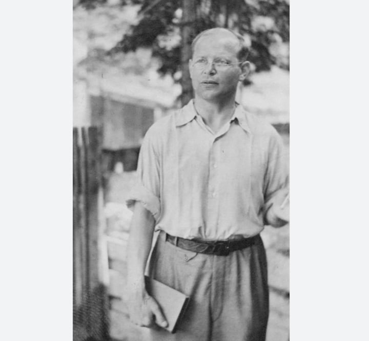 Teólogo, pastor y miembro de la resistencia alemana, Dietrich Bonhoeffer sostuvo que el mayor peligro político no era la maldad abierta, sino la renuncia voluntaria al pensamiento propio frente al poder. Crédito: biteproject.com/