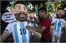 Lionel Messi y su muñeco con la frase "Qué mirás, bobo, andá pa'allá"