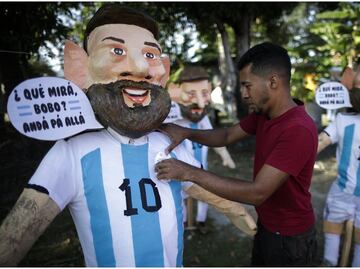Lionel Messi y su muñeco con la frase "Qué mirás, bobo, andá pa'allá"