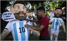 Lionel Messi y su muñeco con la frase "Qué mirás, bobo, andá pa'allá"