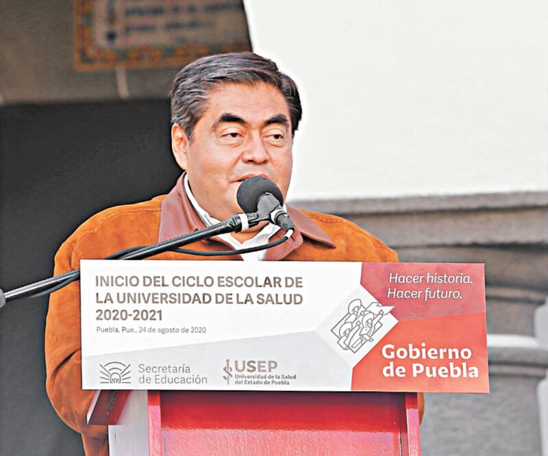 Desde la escuela Niños Héroes de Chapultepec, Miguel Barbosa anunció el arranque de las clases en la Universidad de la Salud.