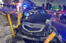 ¡Viaje sin regreso! Copiloto muere al estrellarse camioneta contra poste en Nezahualcóyotl