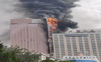 Un espectacular incendio arrasa un rascacielos en el sur de China