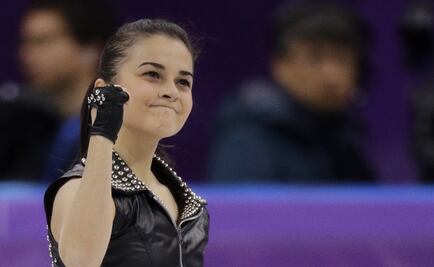 Patinadora sobre hielo baila temas de AC/DC