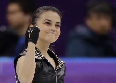 Patinadora sobre hielo baila temas de AC/DC