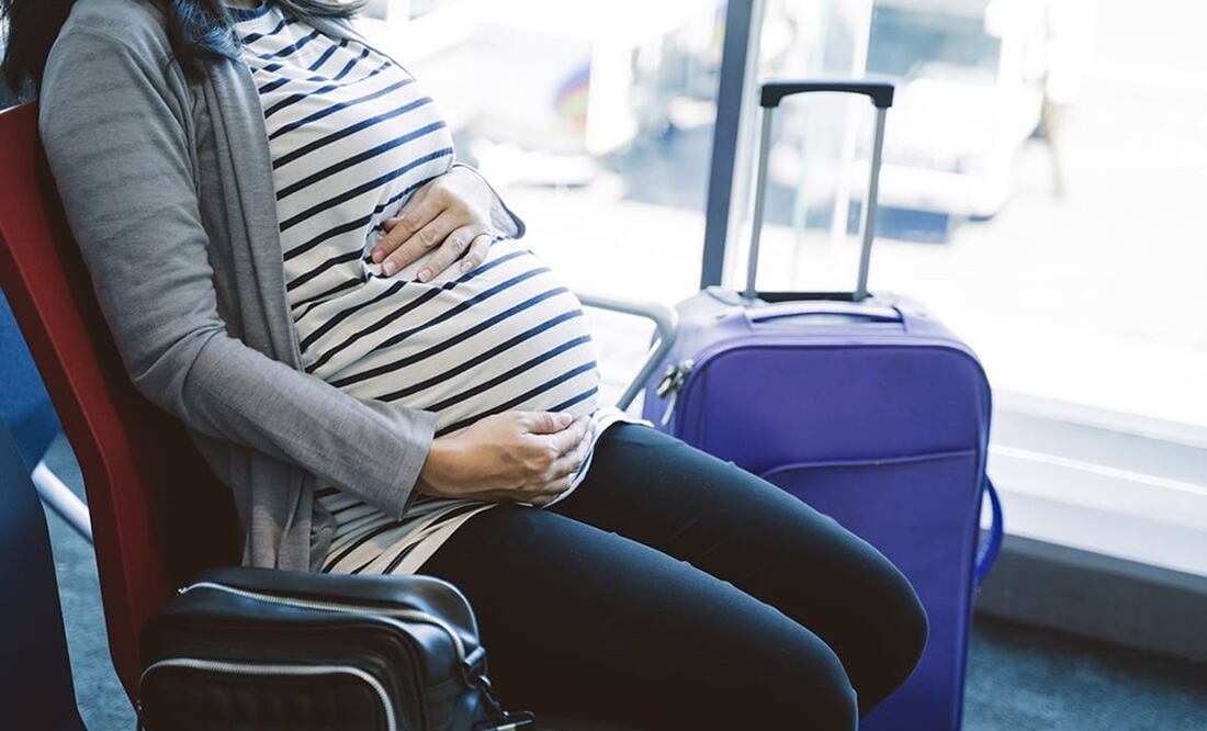Las mujeres embarazadas deben tener precaución al abordar un avión. Foto: Freepik