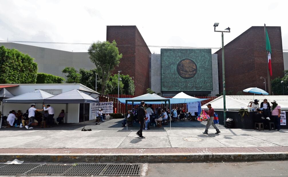 Los empleados del PJF que hacen guardia en San Lázaro advierten que siguen unidos y fuertes, y no abandonarán los accesos a la Cámara de Diputados, pero sí apoyarán a sus hermanos que están en el Senado. Foto: Carlos Mejía | El Universal