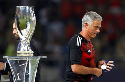 Mourinho regaló su medalla a un niño aficionado del Manchester