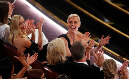 Selfie en los Oscar de Theron emula la de Ellen DeGeneres