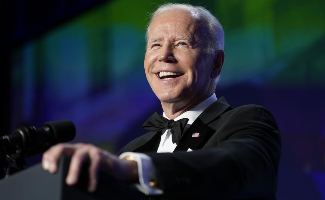 El presidente de Estados Unidos, Joe Biden, habla en la cena anual de la asociación de Corresponsales de la Casa Blanca en Washington. Foto: AP