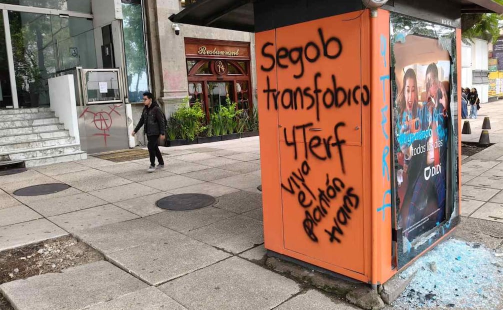 Pintas hechas por personas trans y no binarias en la Secretaría de Gobernación y Avenida Paseo de la Reforma. Foto: Eduardo Dina / EL UNIVERSAL