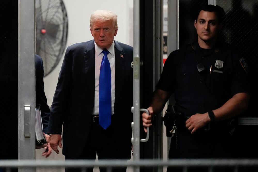 El expresidente Donald Trump regresa a la sala del Tribunal Penal de Manhattan antes de ser declarado culpable por un jurado. Foto: AP