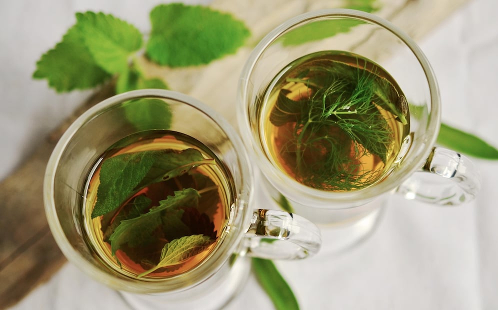 Además de prevenir la retención de líquidos, esta infusión puede mejorar la salud digestiva. Foto: Magnific