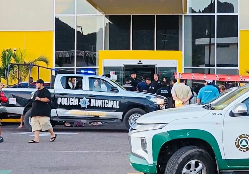 En plenas vacaciones de Semana Santa, clausuran hotel en Guaymas, tras fuga de agua que inundó habitaciones. Foto: Especial