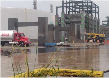 Fuertes lluvias en Oaxaca inundan Refinería de Salina Cruz; casi 3 mil trabajadores suspenden labores