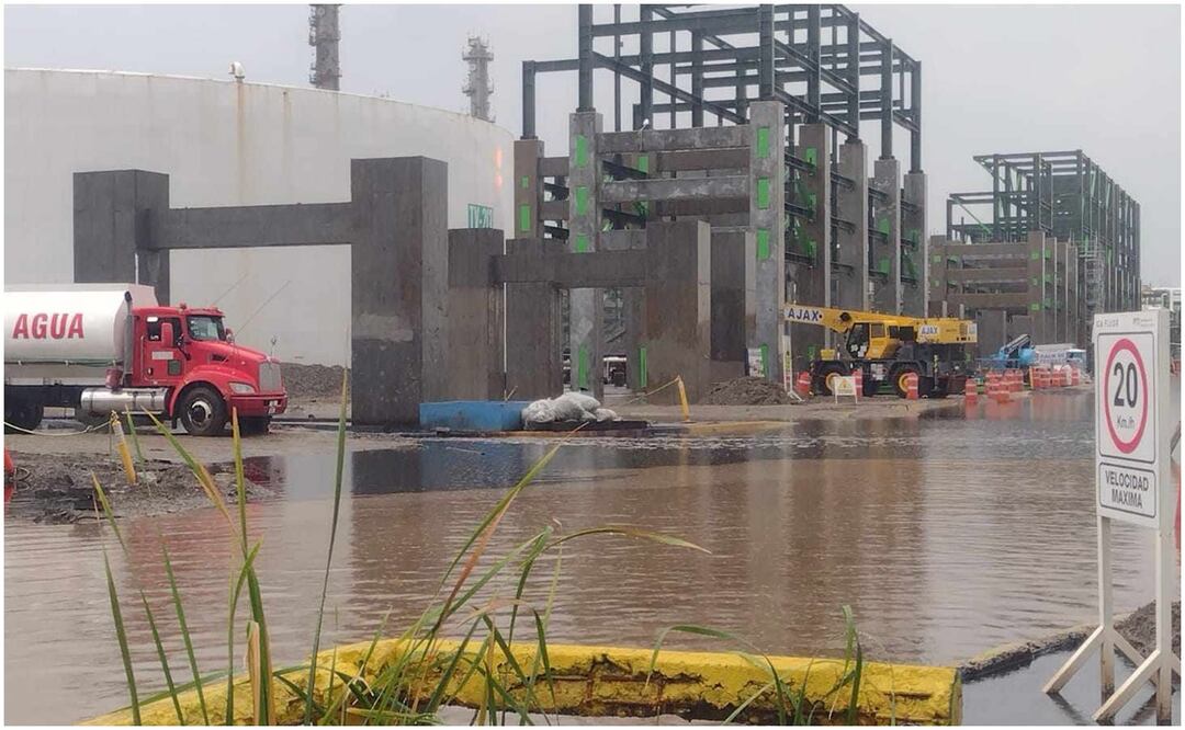 Las intensas lluvias en Oaxaca inundan refinería “Antonio Dovalí Jaime” en Salina Cruz. Foto: Especial