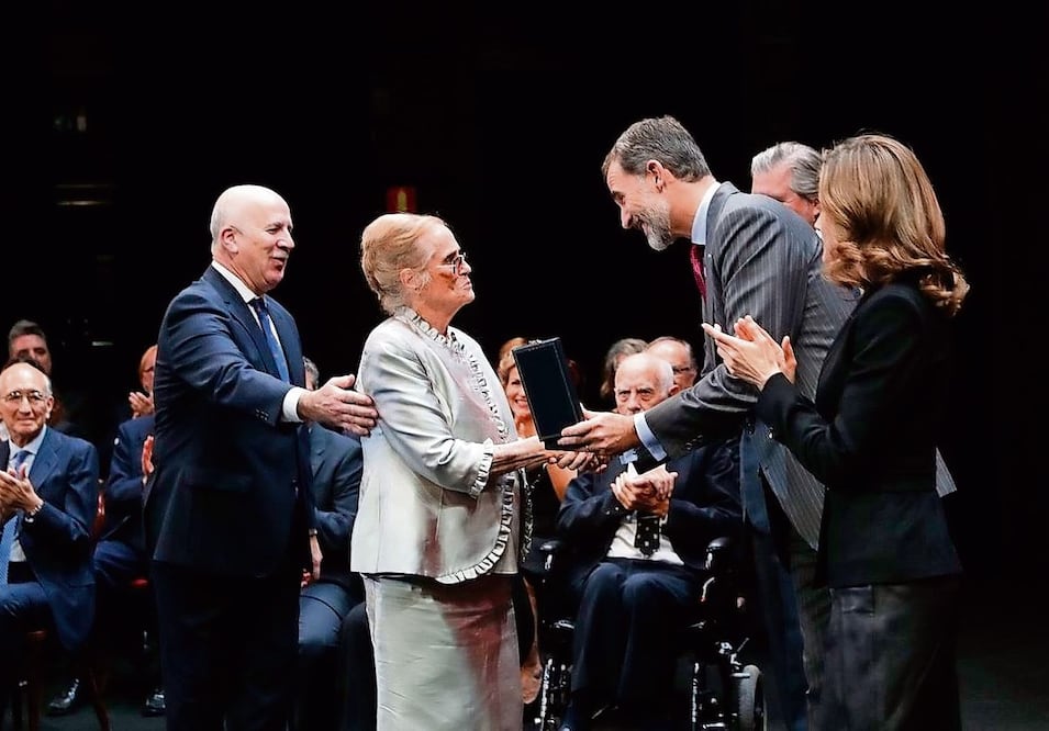 La poeta María Victoria Atencia pertenece a la Generación del 50. En la imagen se observa recibiendo la Medalla de Oro al mérito en las Bellas Artes de España en 2016./ Tomada de la página oficial de María Victoria Atencia