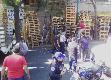 Retiran 15 toneladas de tarimas de madera en Iztacalco