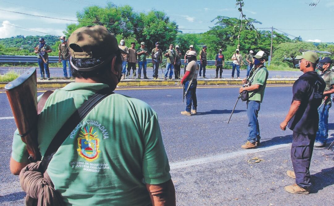 Integrantes de la UPOEG mantienen su retén de vigilancia en la carretera Acapulco-Pinotepa Nacional; exigen justicia por sus compañeros muertos en una emboscada. Foto Especial