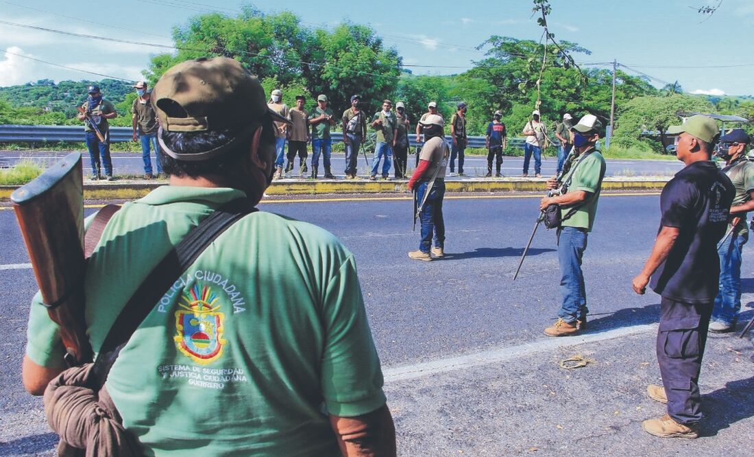 Integrantes de la UPOEG mantienen su retén de vigilancia en la carretera Acapulco-Pinotepa Nacional; exigen justicia por sus compañeros muertos en una emboscada. Foto Especial