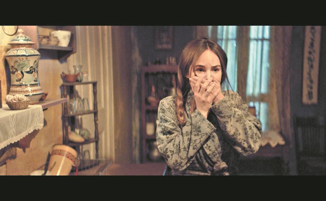 Camila interpreta a una periodista que se muda a la casa de su abuela, en donde encuentra una serie de VHS en los que descubre que su familia se dedicaba a hacer exorcismos con el padre del pueblo. Foto: Invicta Films, STG Capital.