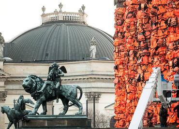 Ai Weiwei despliega chalecos salvavidas por refugiados