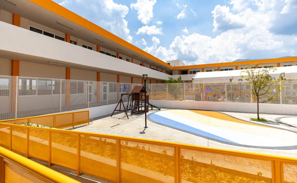 Samuel García inaugura Macrocentro Comunitario en Allende, Nuevo León; ofrece servicios sociales, educativos y culturales.
Foto: Especial.