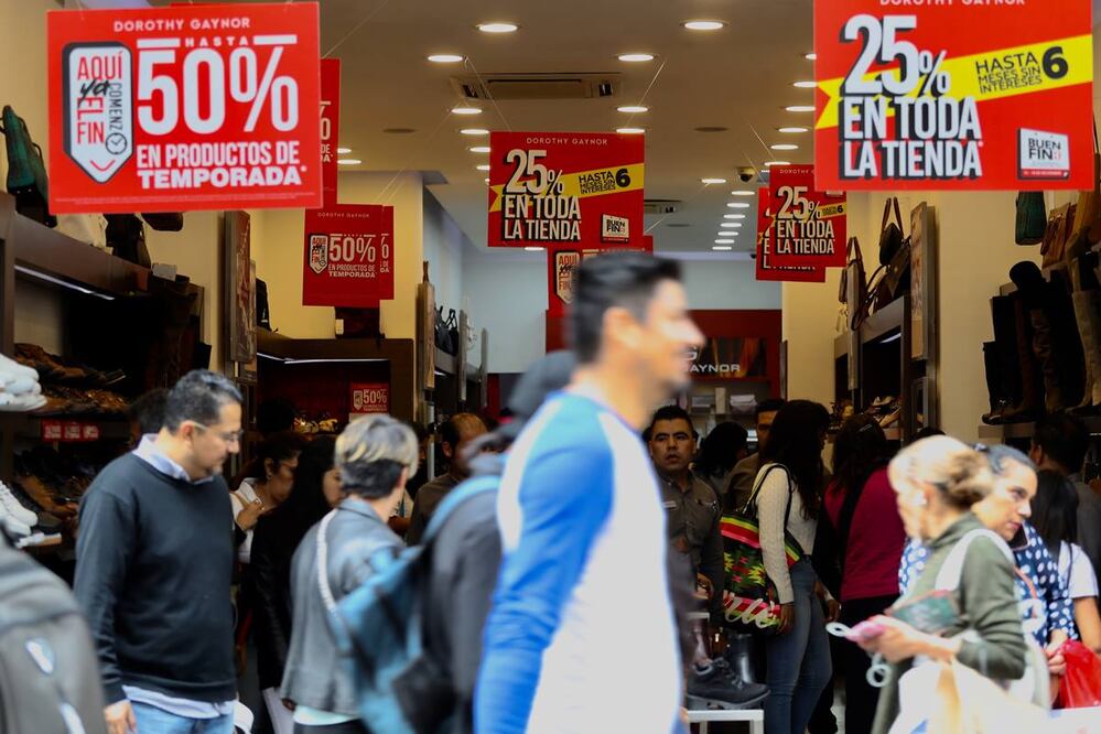 El titular de la Profeco recordó que en ediciones anteriores de El Buen Fin algunas tiendas dicen tener supuestos errores al cobrar 10 pesos en lugar de 10 mil pesos como una manera para atraer clientela. Foto: Germán Espinosa _/ EL UNIVERSAL